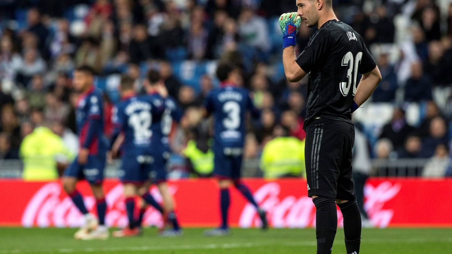 Zidane, tras encajar el segundo gol ante el Huesca. (EFE)