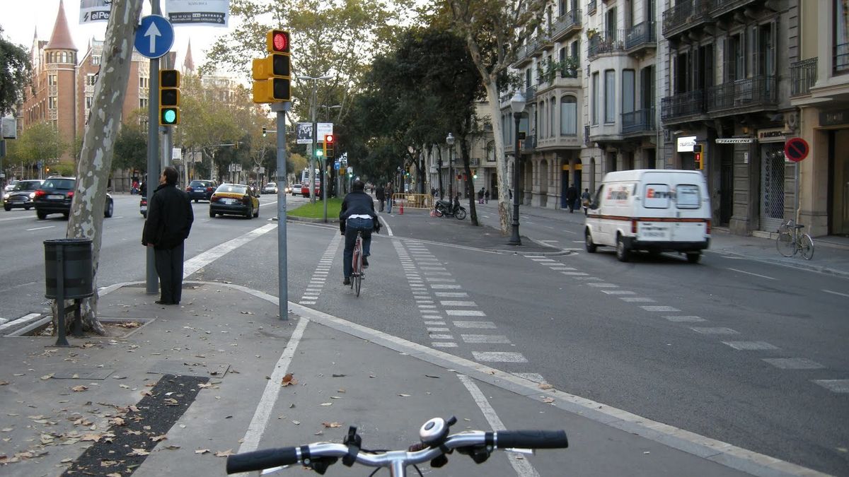 Una subasta deja los semáforos barceloneses en la senda de la basura de Madrid