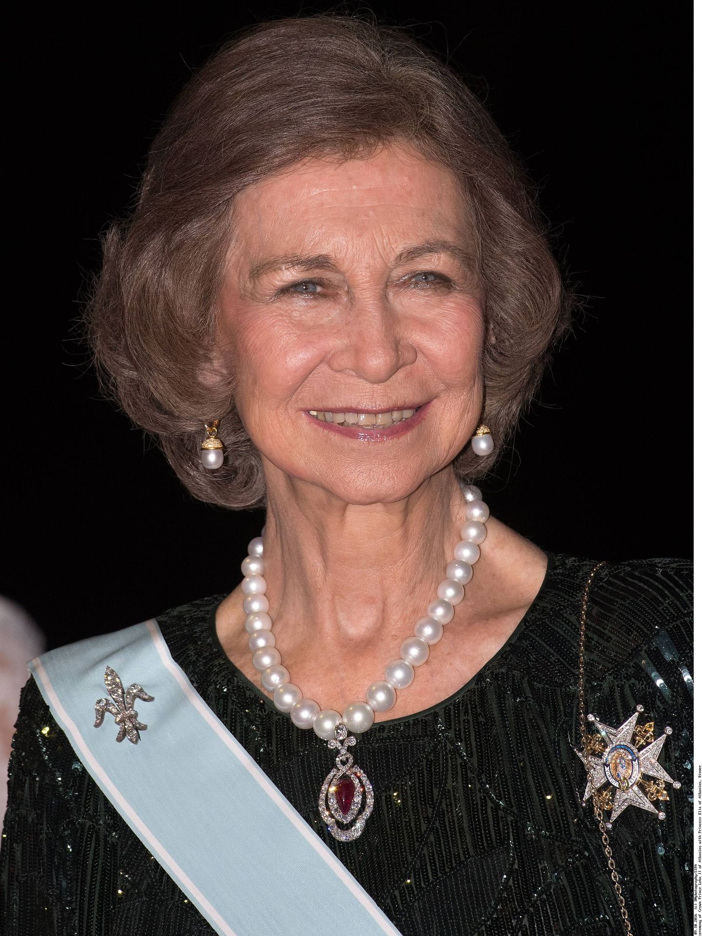 La reina Sofía, luciendo perlas en una imagen de archivo. (Cordon Press)