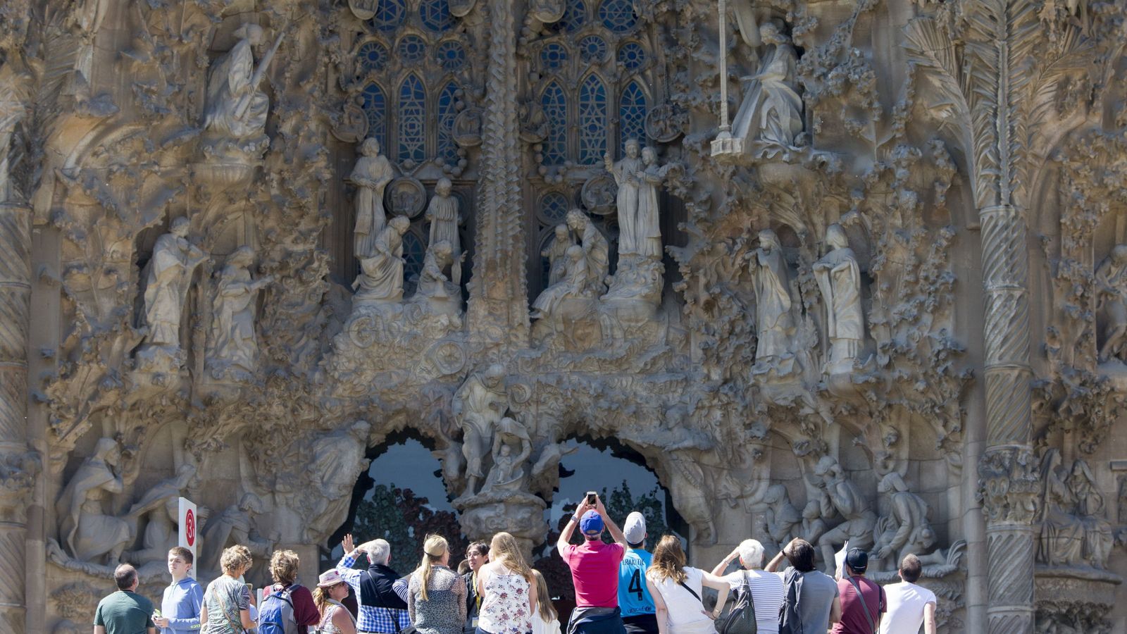 Foto:  Un grupo de turistas visita el templo de la Sagrada Familia en Barcelona. (EFE)