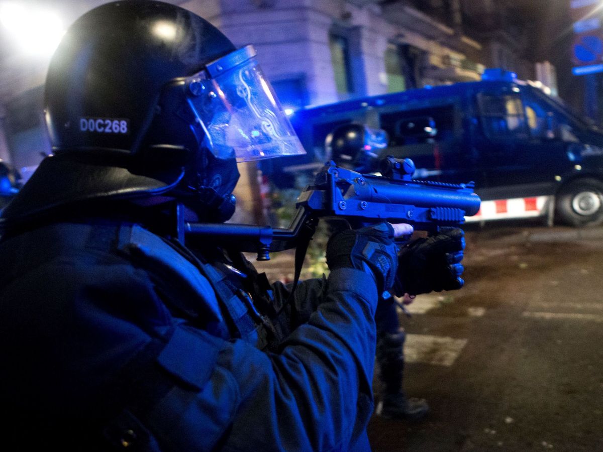 Foto: Un agente de Policía, durante los altercados en Barcelona. (EFE)