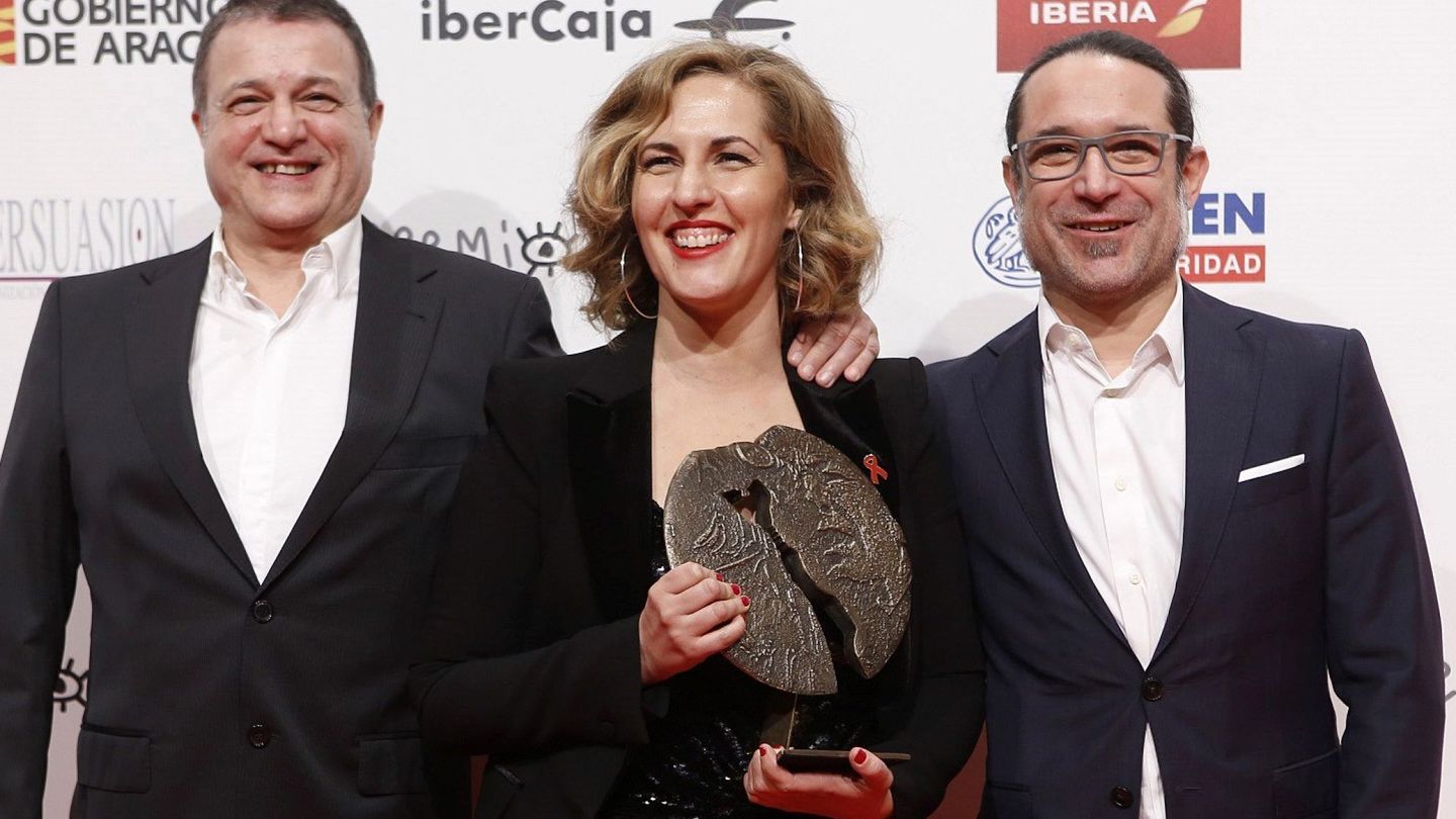 La directora del cortometraje 'Cerdita', Carlota Pereda, tras recibir el galardón en los premios Forqué 2019. (EFE)