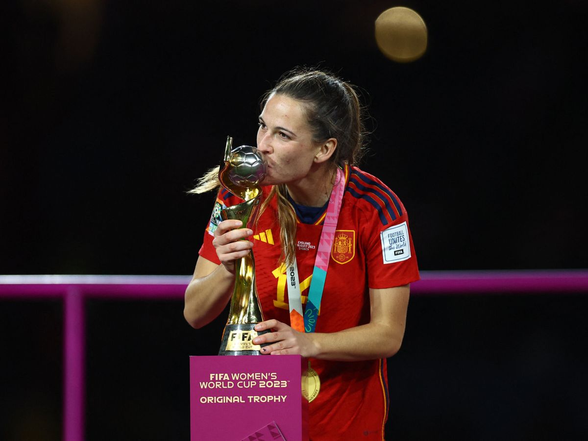 Foto: Laia Codina besa el trofeo tras ganar el Mundial femenino 2023. (REUTERS/Hannah Mckay).