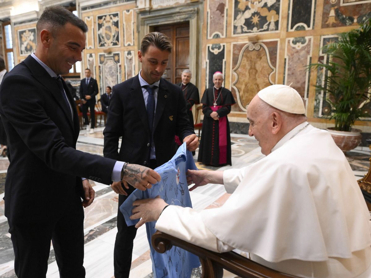 Foto: El papa Francisco, recibiendo a jugadores españoles en el Vaticano. (EFE/Vaticano)