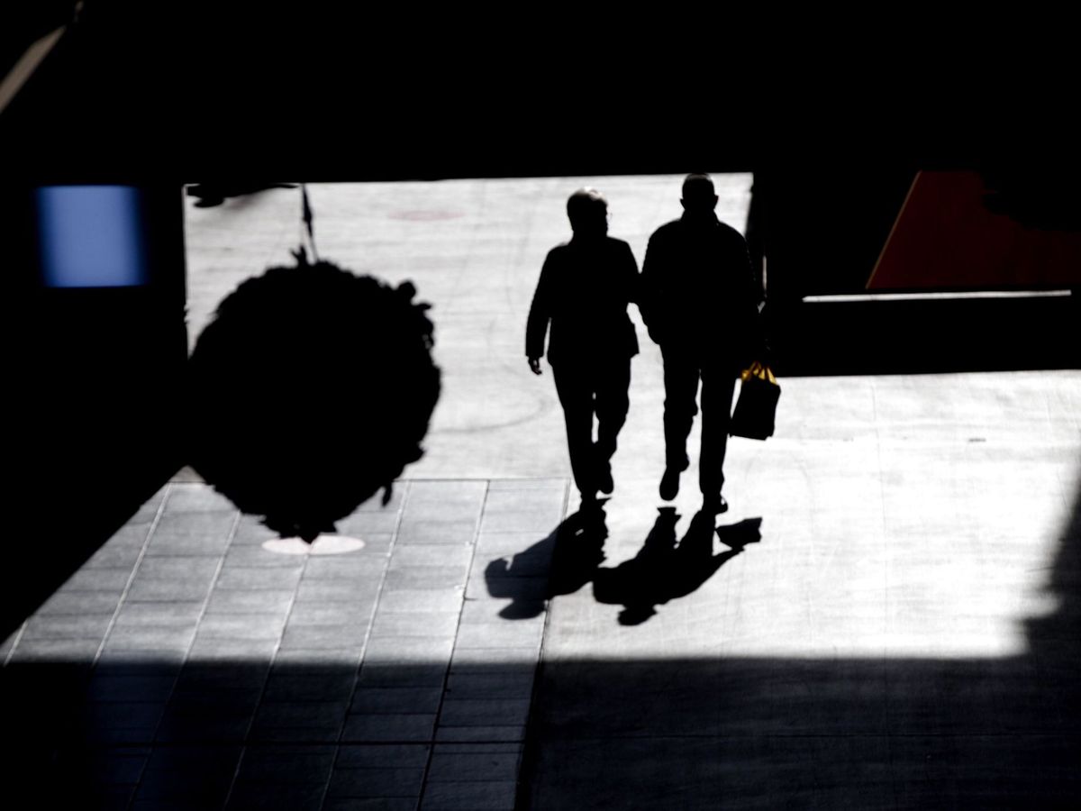 Foto: Dos personas caminan por el centro comercial La Maquinista de Barcelona. (EFE)