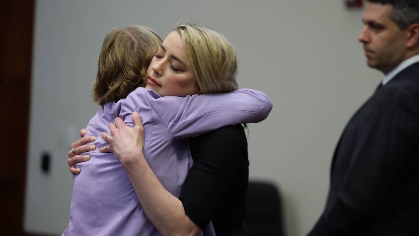 Amber Heard se abraza a su abogada. (EFE/Evelyn Hockstein)