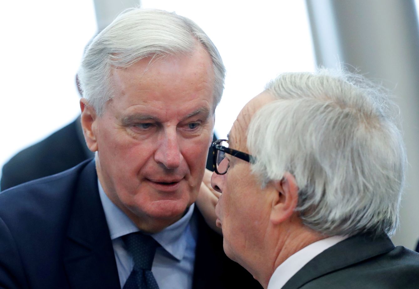 Barnier conversa con Jean-Claude Juncker, presidente de la Comisión Europea. (Reuters)