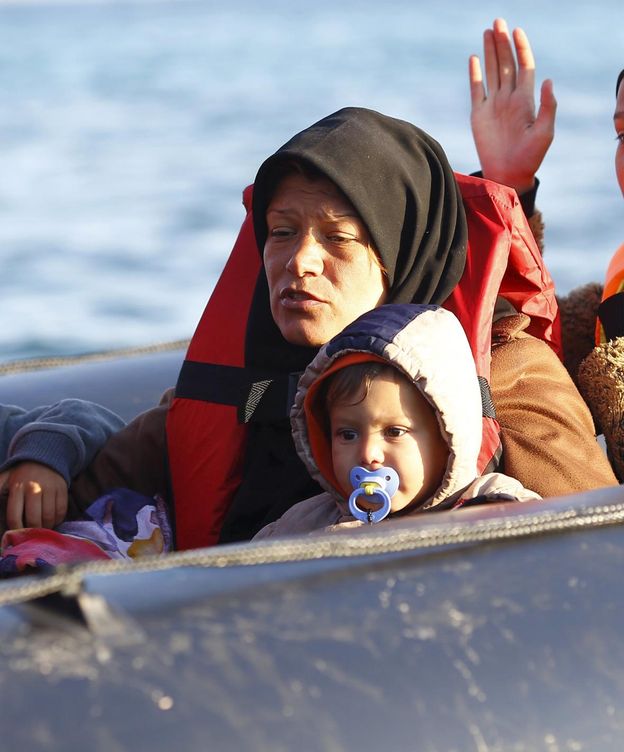 Foto: Una barca con refugiados llega a Grecia procedente de Turquía (Reuters)