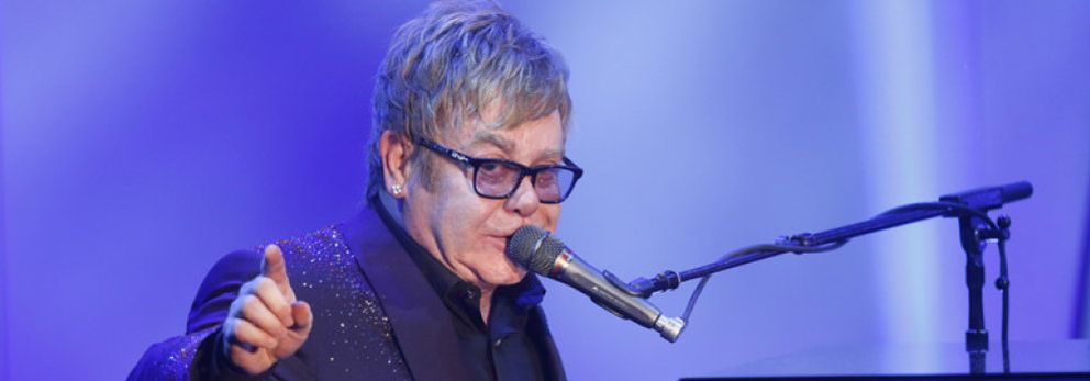 Foto: Elton John suspende su gira europea por una apendicitis