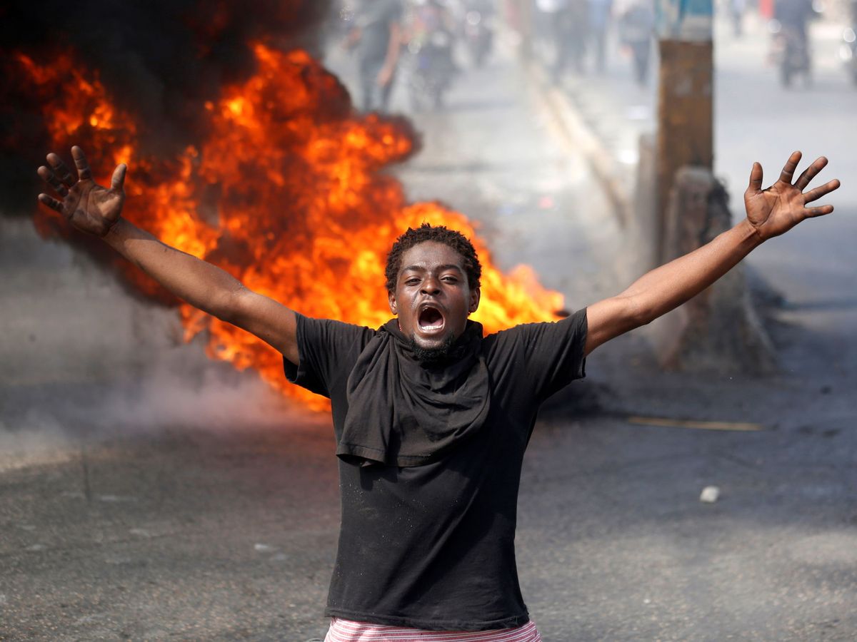 Foto: Un manfiestante grita frente a una barricada en llamas durante las protestas contra el presidente Jovenel Moïse en Puerto Príncipe, la capital haitiana. (Foto: Reuters)