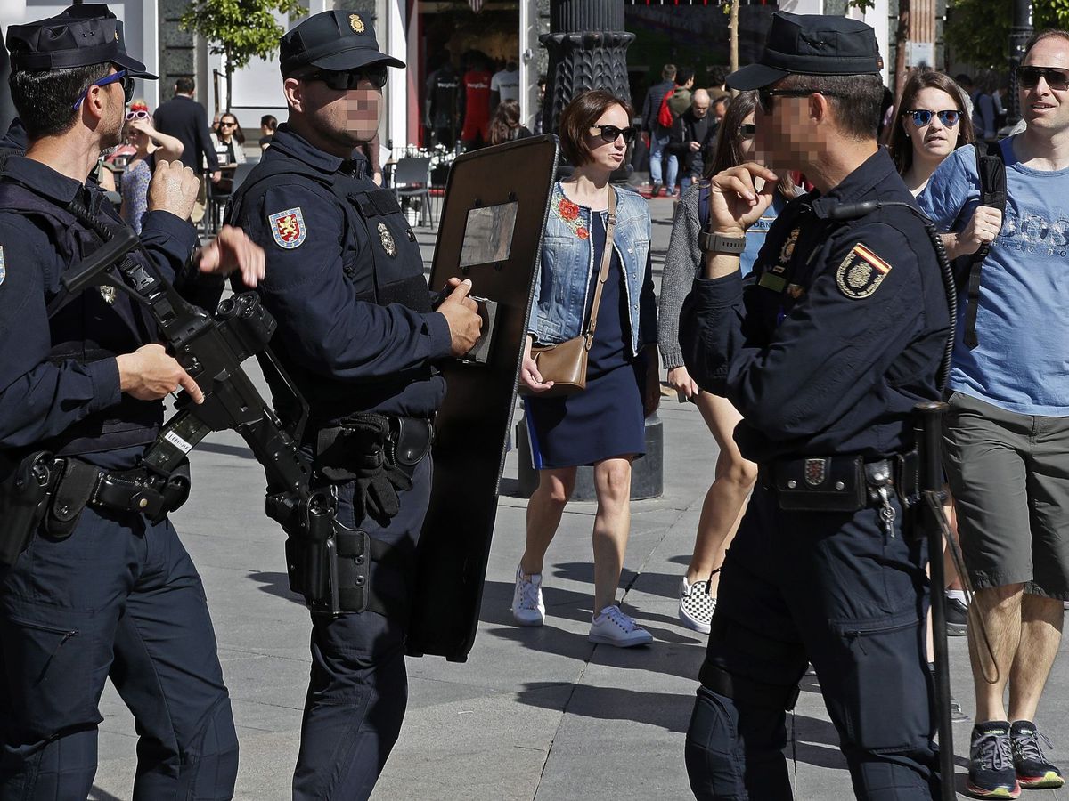 Foto: Agentes de la Policía Nacional patrullando en las calles de Sevilla (EFE)