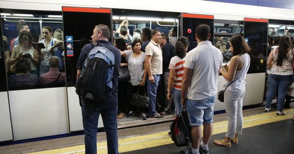 Foto: Imagen de archivo del metro madrileño. (EFE)