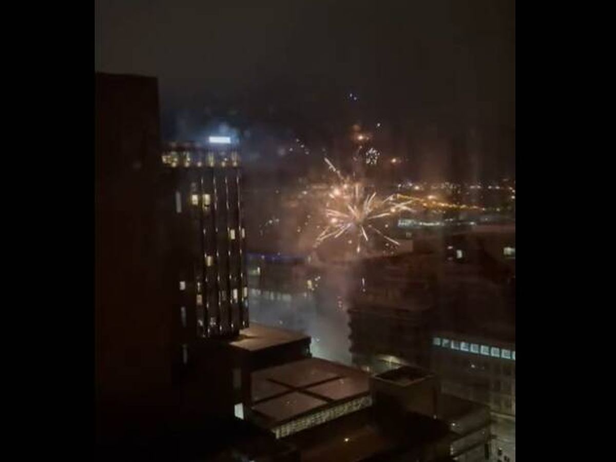 Foto: Fuegos artificiales en el hotel del Real Madrid en Liverpool (Twitter).