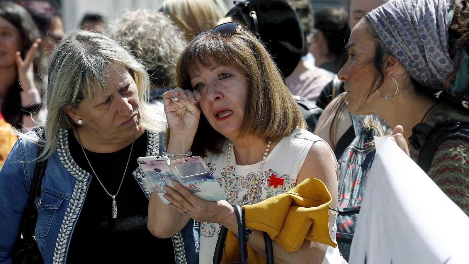 Foto: Una mujer llora en el exterior del Palacio de Justicia de Pamplona tras conocerse la sentencia, con una condena bastante menor a la que demandaba la Fiscalía. (EFE)