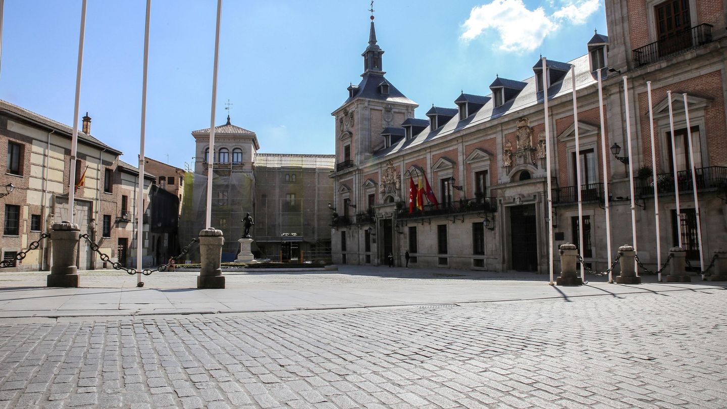 La Plaza de la Villa de Madrid permanecía vacía este sábado, 14 de marzo. (EFE)