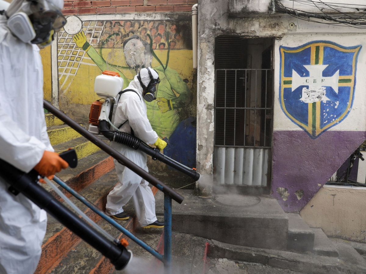 Foto: Voluntarios desinfectan las calles de la favela de Santa Marta, en Río de Janeiro. (Reuters)