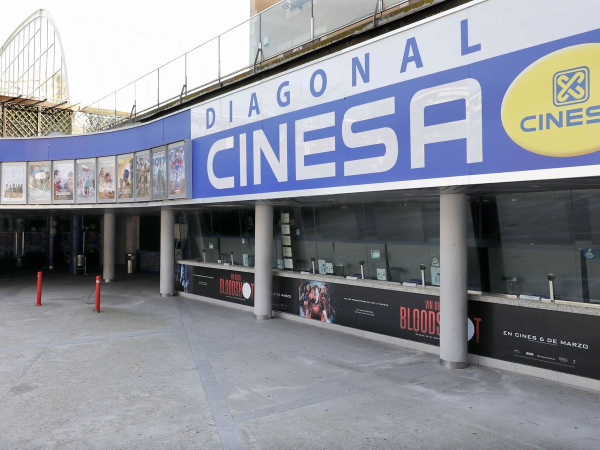Foto: Los cines Diagonal de Barcelona cerrados por la pandemia. (Efe)