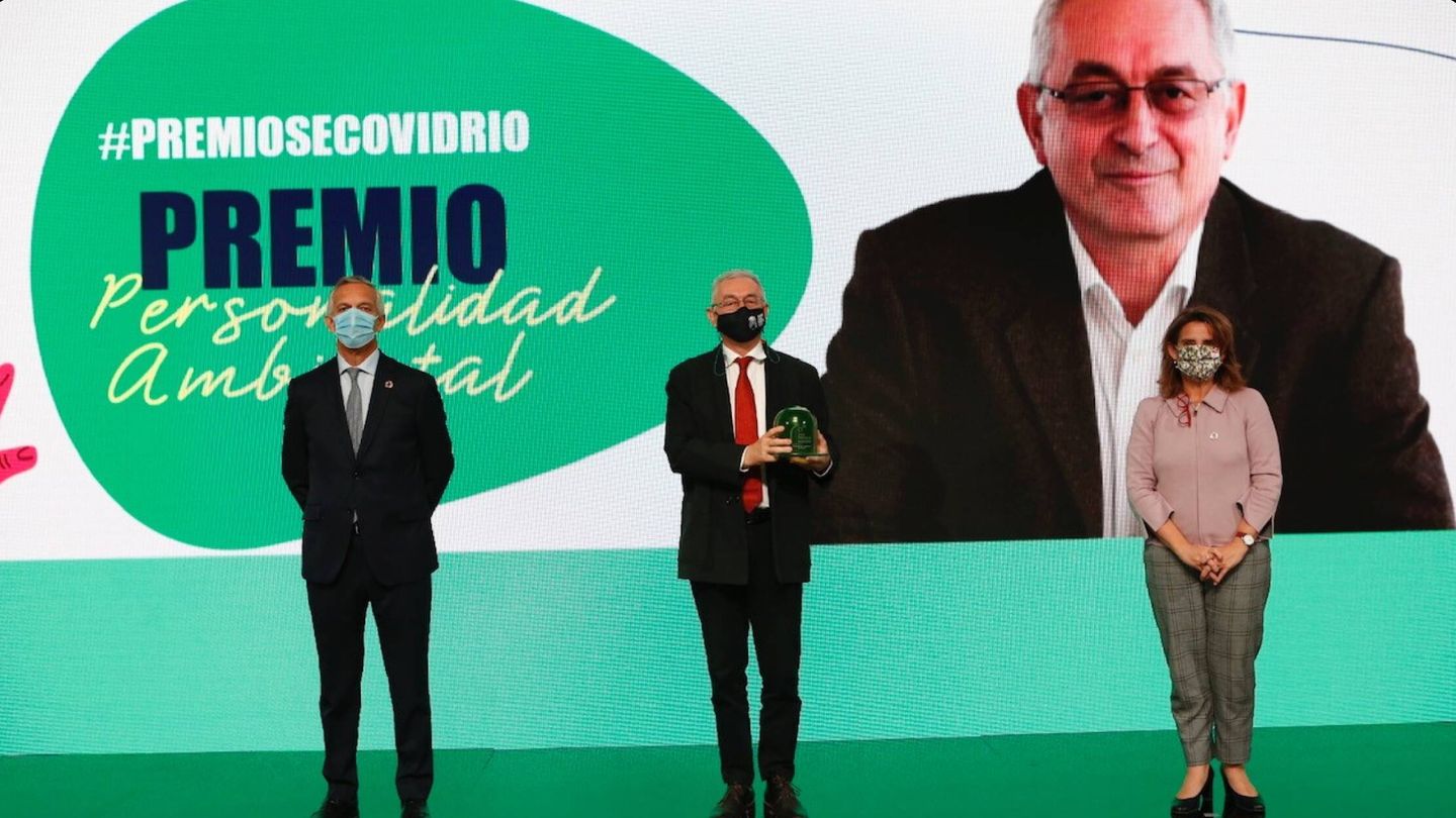 El director general de Ecovidrio, José Manuel Núñez-Lagos; el premiado Bruno Oberle y la vicepresidenta tercera y ministra para la Transición Ecológica y el Reto Demográfico, Teresa Ribera. (Cortesía)