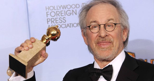 El director estadounidense Steven Spielberg posa con su premio a Mejor Película Animada por 'Las aventuras de Tintín'. (EFE/Paul Buck)