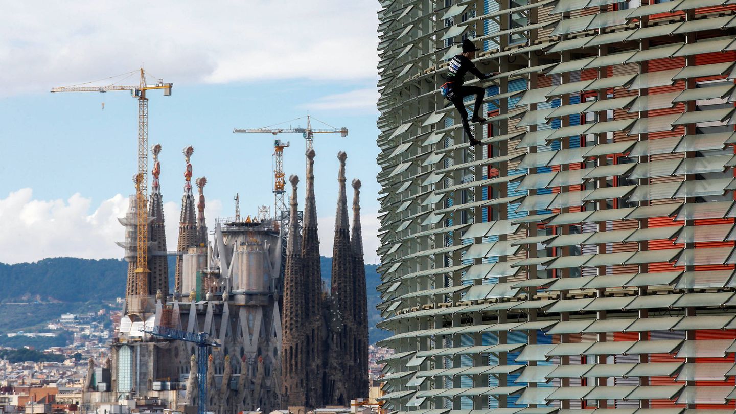Alain Robert, el Spiderman francés, trepa la torre Agbar, antes de ser detenido. (Reuters/Albert Gea)