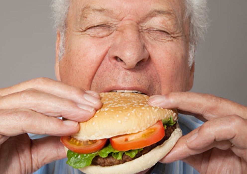 Foto: Si se comienza una comida con alimentos ricos en grasa ingeriremos un tercio más de calorías. (Corbis)