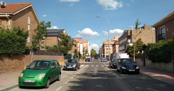 Foto: Calle de ensanche con edificios de pisos de poca altura y chalets en Torrejón. (Foto: Roberto Sánchez)