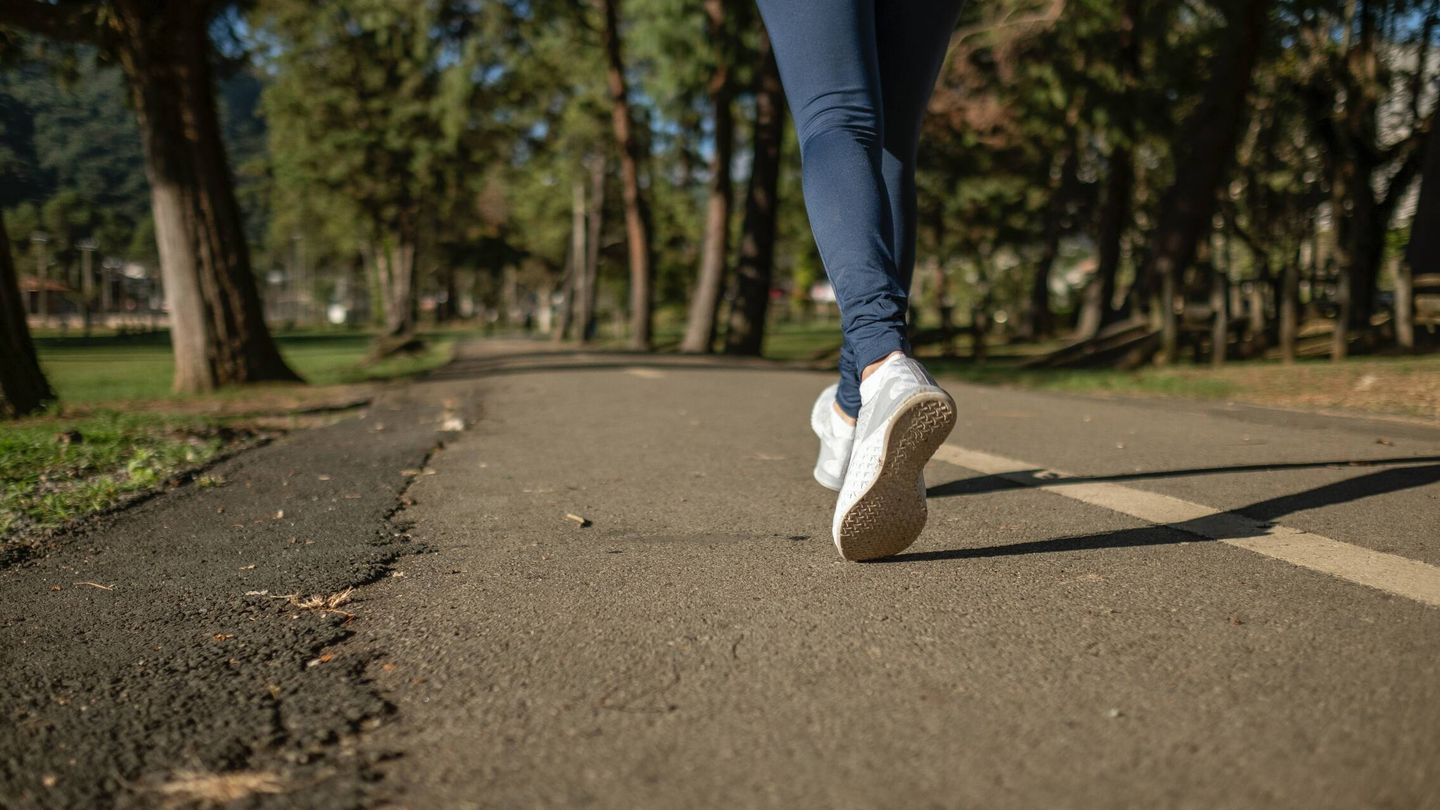Por qué andar treinta minutos al día es bueno para la salud. (Pexels/Daniel Reche)
