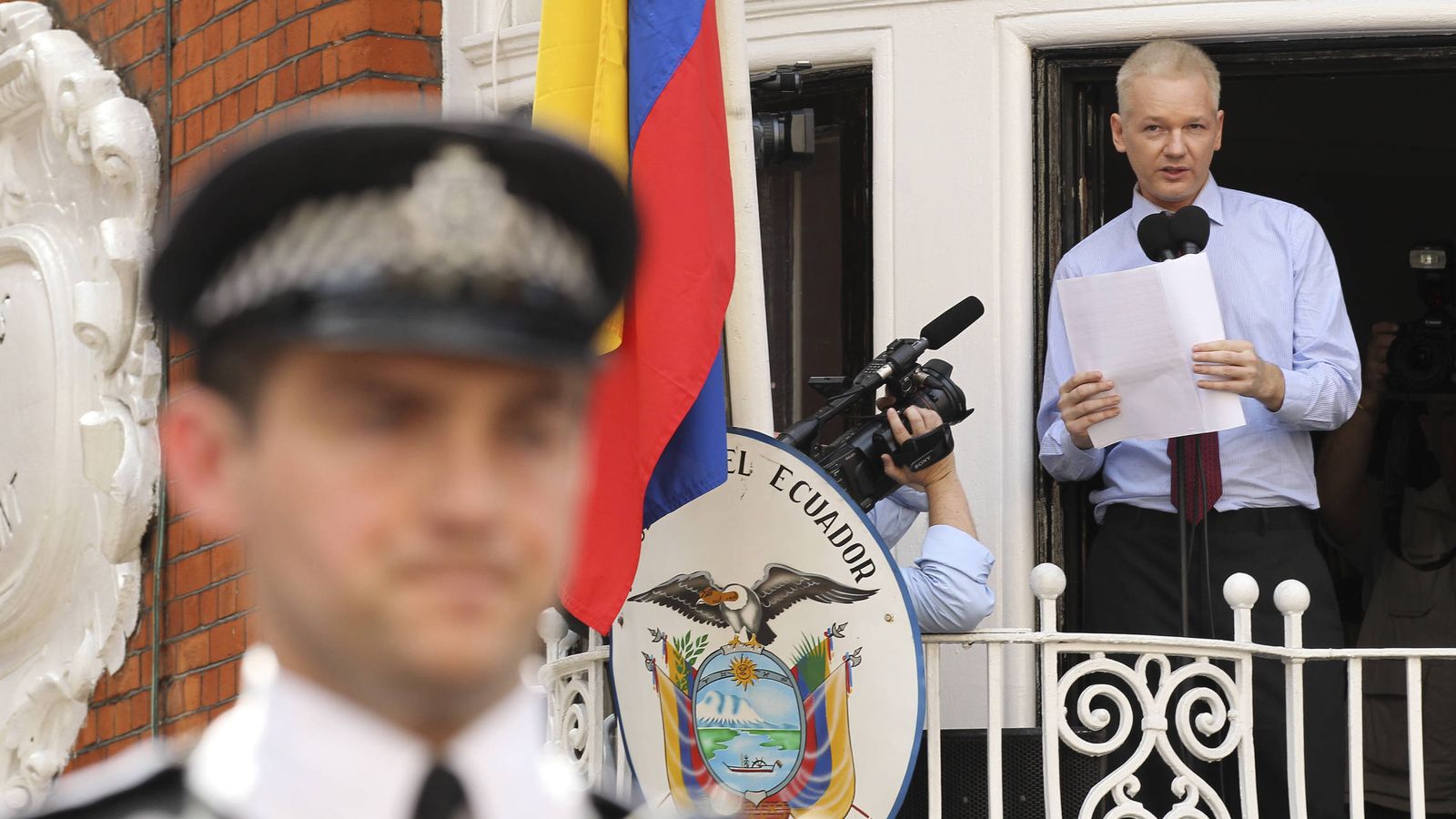 Foto: Julian Assange en la Embajada de Ecuador en Londres en 2012. (Reuters)