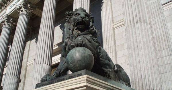 Foto: Uno de los leones del Congreso de los Diputados (Efe).