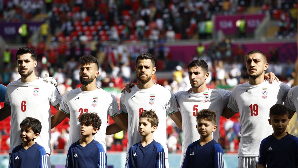 Lágrimas y decepción en la grada: los jugadores de Irán sí cantaron el himno ante Gales en el Mundial