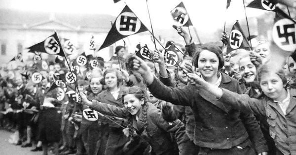 Foto: Niñas de las Bund Deutscher Mädel, festejando en Viena, Austria al paso de las autoridades nazis durante el Anschluss Österreichs