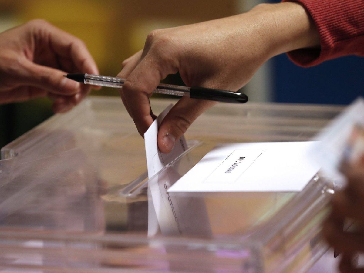 Foto: Foto archivo: un votante depositando su papeleta en las urnas (EFE)