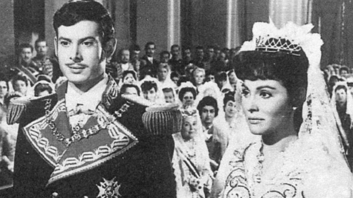 Vicente Parra y Paquita Rico como Alfonso XII y María de las Mercedes en la película '¿Dónde vas Alfonso XII?' de 1952. (Pecsa Films)
