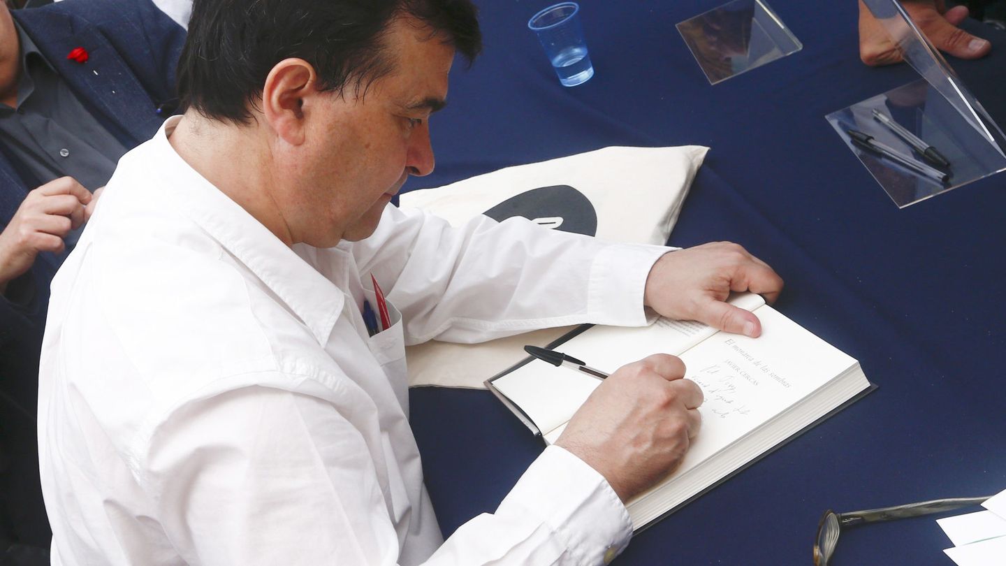 Javier Cercas firma libros en Sant Jordi, en Barcelona. (Quique García / EFE)