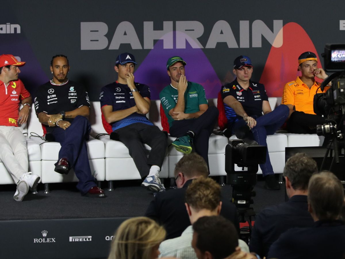 Foto: Alonso, Sainz y Hamilton, en la rueda de prensa oficial del GP de Baréin. (EFE/Ali Haider)