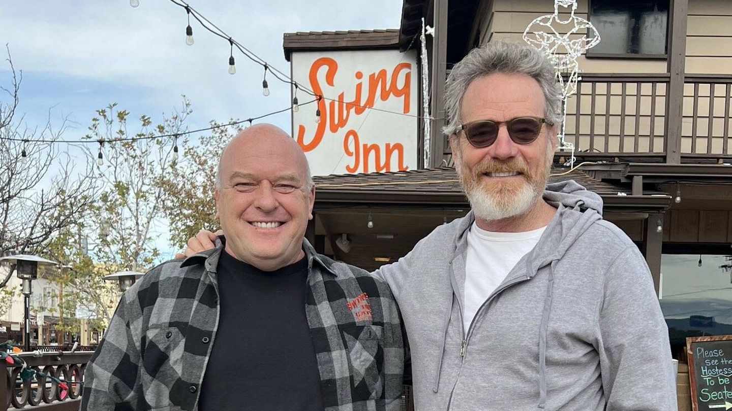 Dean Norris junto a Bryan Cranston, en su restaurante. (Twitter)