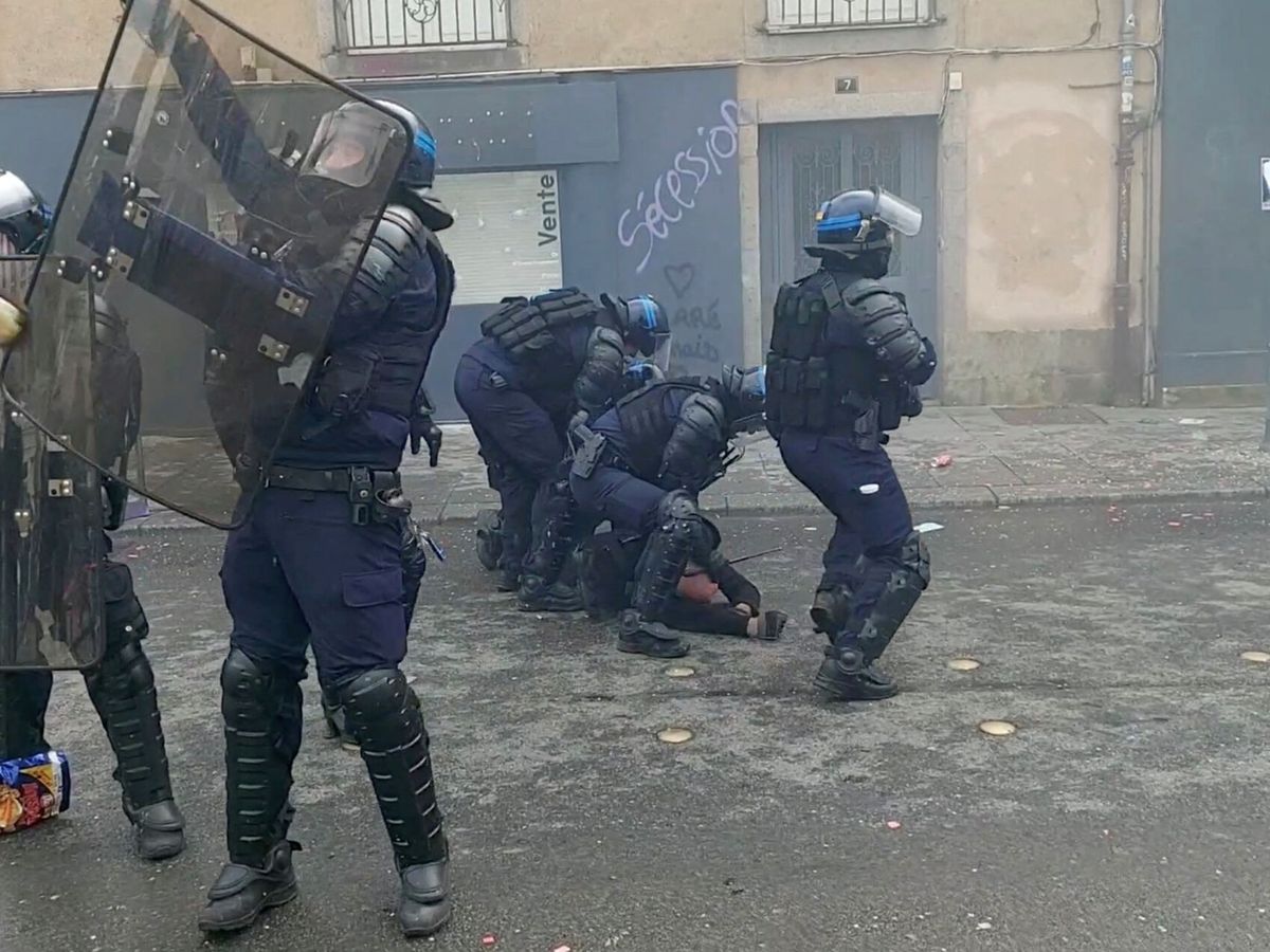 Foto: Policía durante las manifestaciones contra la reforma de pensiones en Rennes (Francia). (Reuters/@DHR_Damien)