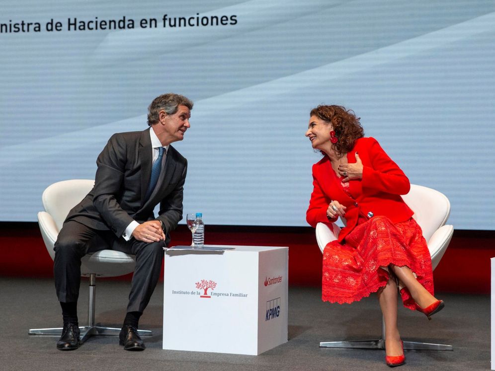Foto: Francisco J. Riberas, presidente del Instituto de la Empresa Familiar, y la ministra de Hacienda. (EFE)