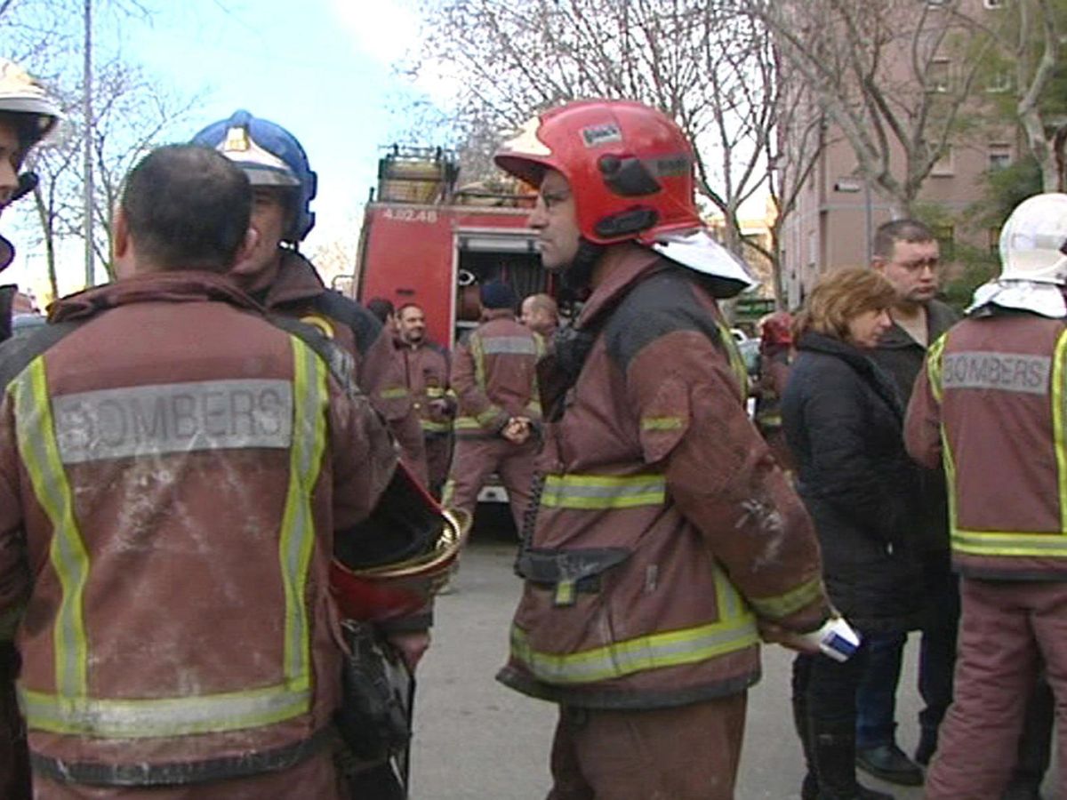 Foto: Cuerpo de bombero de Sant Adriá del Besos. (EFE)