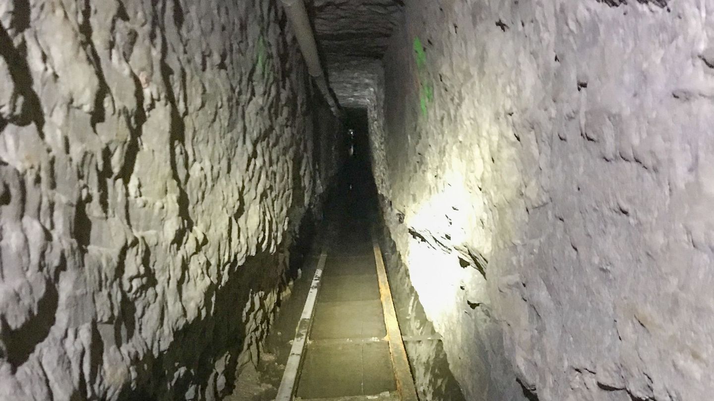 Sistema de vías halladas en el interior del túnel. (Reuters)