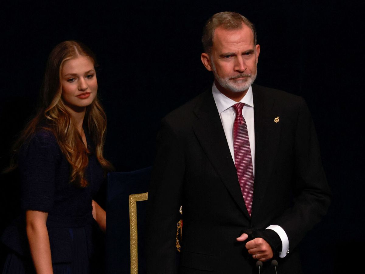 Foto: La princesa Leonor y el Rey Felipe, durante los premios Princesa de Asturias. (Reuters/Vicent West)