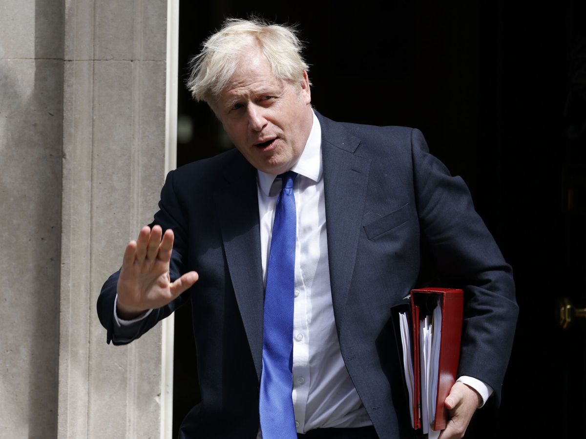 Foto: Boris Johnson saliendo del número 10 de Dowing Street. (EFE/Tolga Akmen)