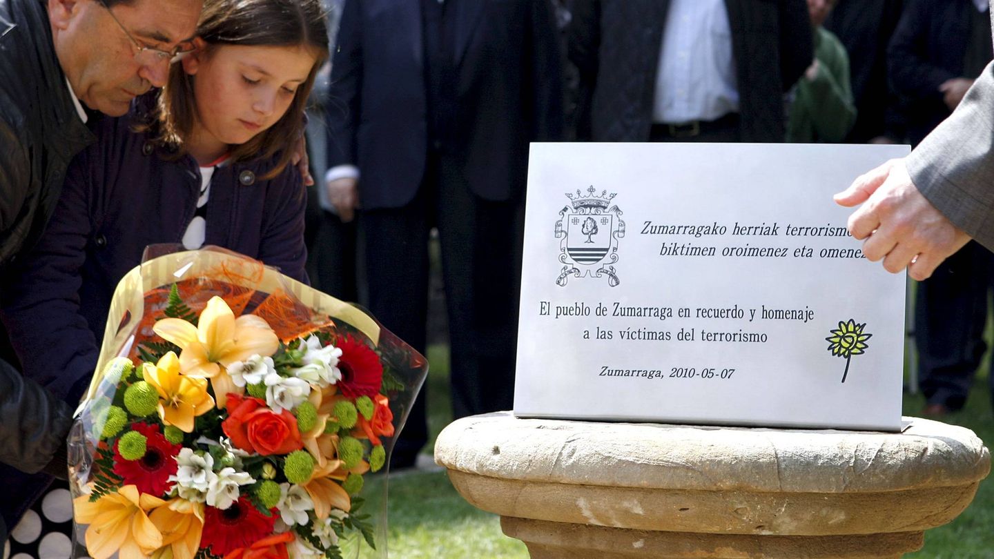 La hija del concejal del PP de Zumárraga asesinado por ETA, Manuel Indiano, coloca un ramo de flores durante el homenaje a las víctimas del terrorismo organizado por el consistorio de la localidad en 2010. (EFE/Juan Herrero)