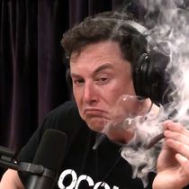 Foto: Elon Musk se fuma un porro. (The Joe Rogan Experience)
