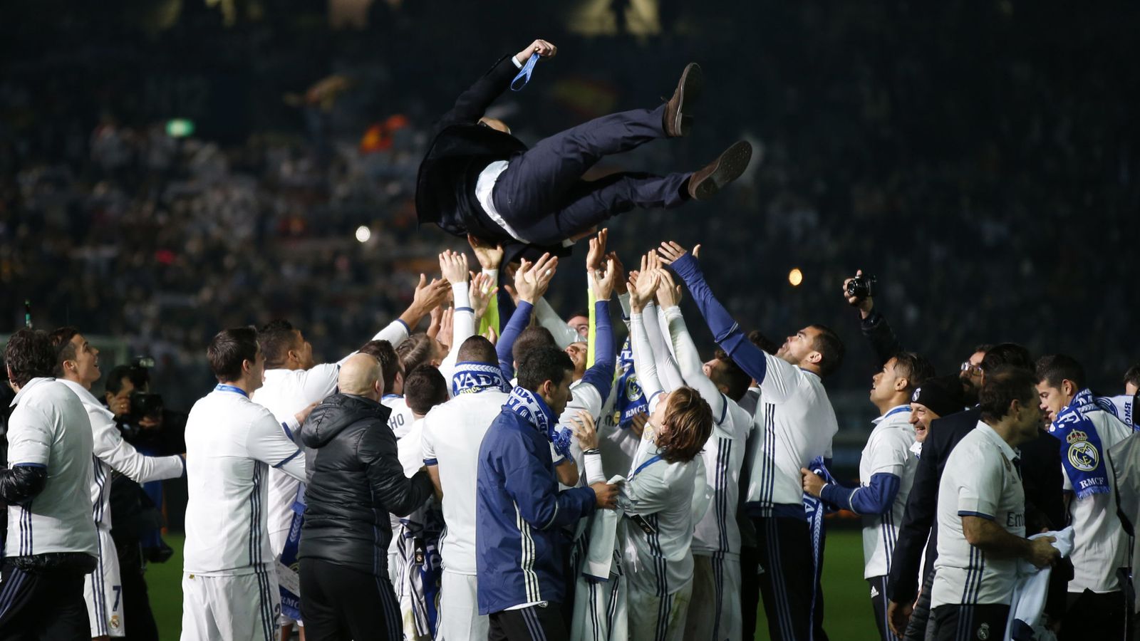 Foto: Zidane fue manteado por sus jugadores (Toru Hanai/Reuters)