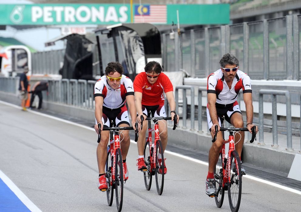 Foto: Fernando Alonso entrenando en bicicleta durante el GP de Malasia.