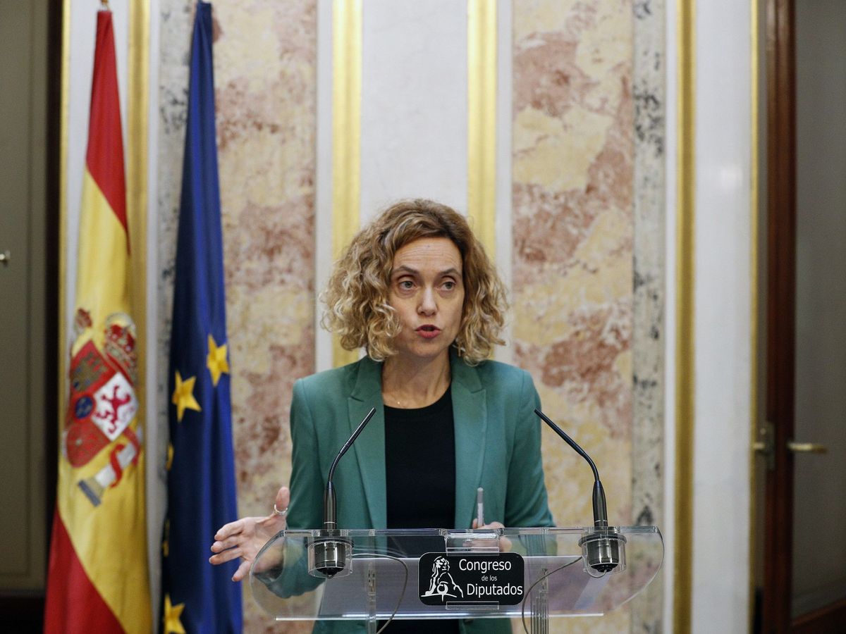 Foto: La socialista Meritxell Batet (c), presidenta de la Mesa del Congreso. (EFE)