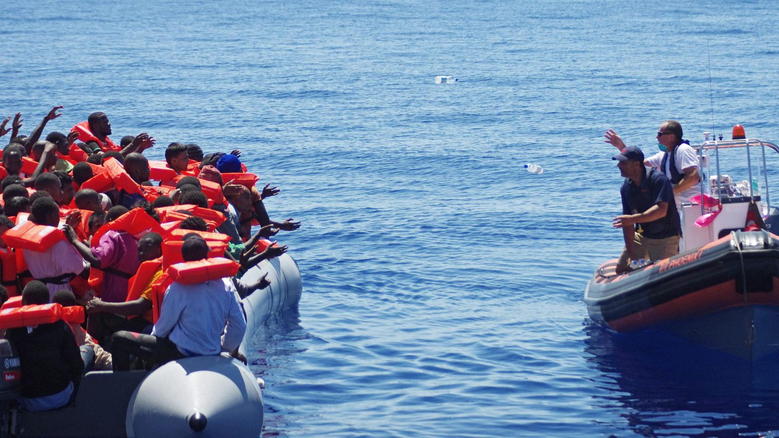 Foto: Inmigrantes africanos pidiendo ayuda cerca de las costas de Malta (Reuters).