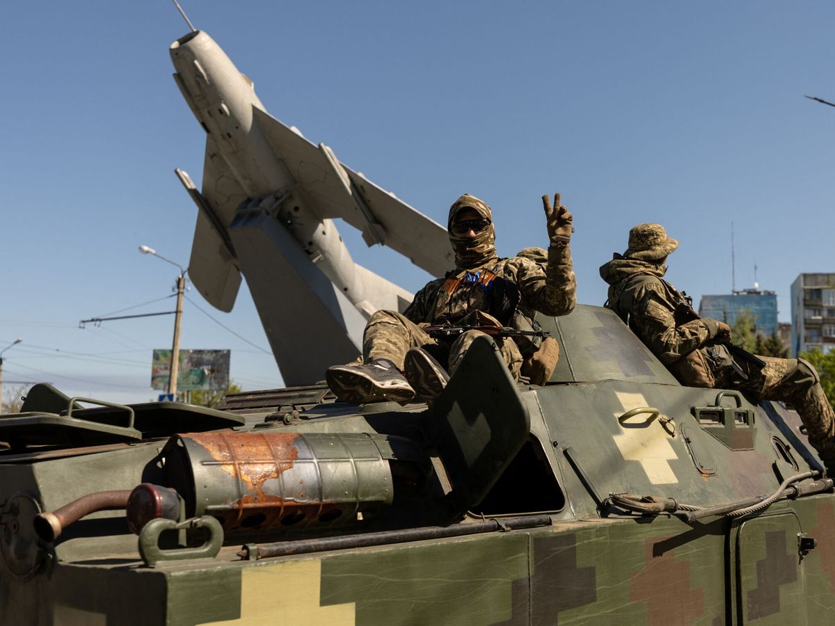 Foto: Soldados ucranianos pasan junto a un monumento de un MiG en ruta hacia Bajmut. (Reuters/Jorge Silva)