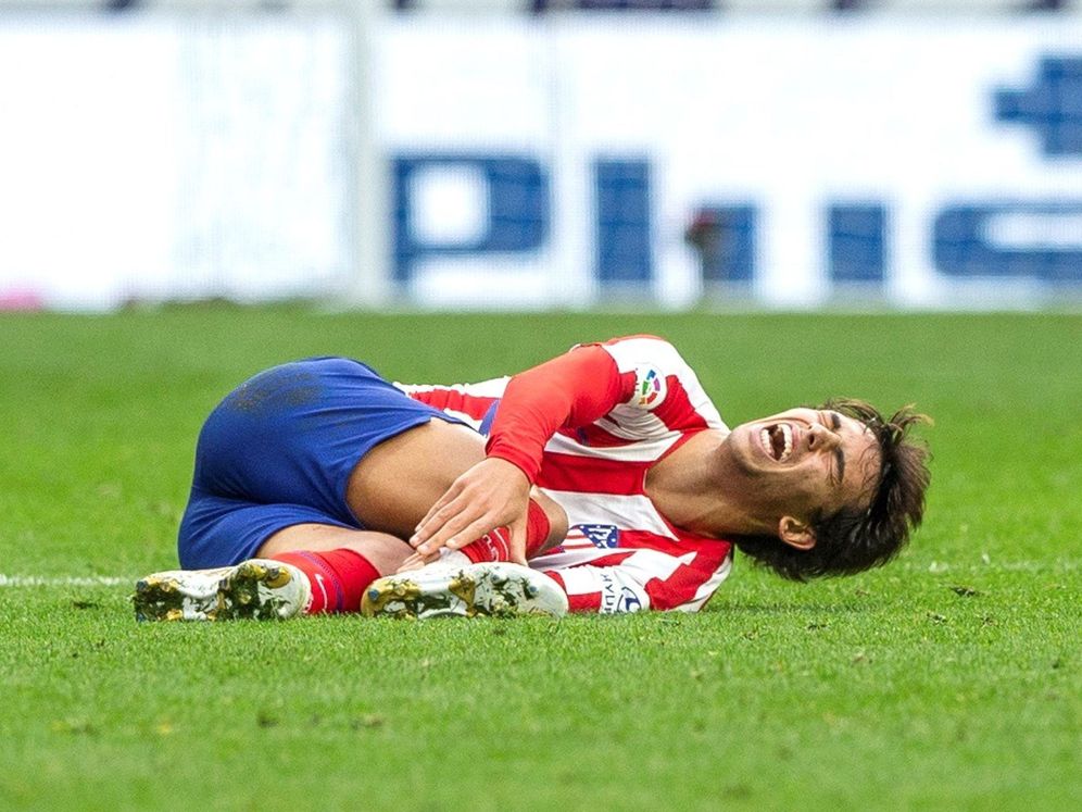Foto: Joao Félix, tendido sobre el terreno de juego con evidentes signos de dolor. (EFE)